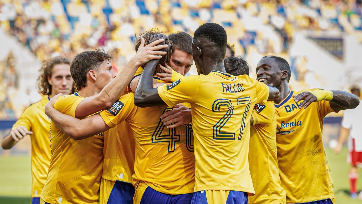 Futbalisti FC DAC 1904 Dunajská Streda oslavujú gól.