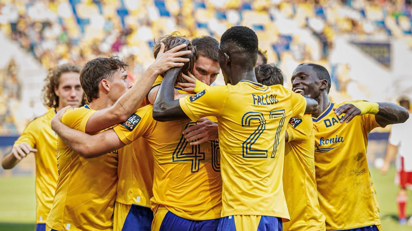 Futbalisti FC DAC 1904 Dunajská Streda oslavujú gól.