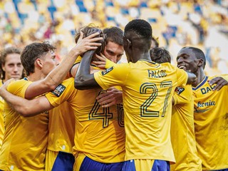 Futbalisti FC DAC 1904 Dunajská Streda oslavujú gól.