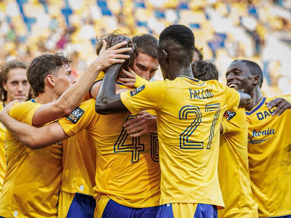Futbalisti FC DAC 1904 Dunajská Streda oslavujú gól.