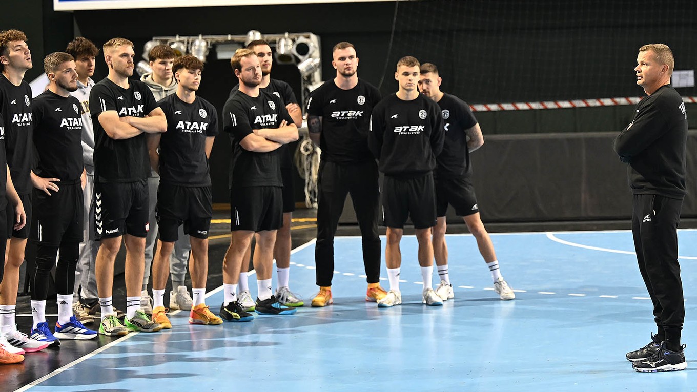 Tréner Radoslav Antl počas tréningu Tatrana Prešov.