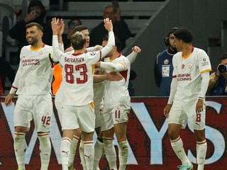 Hráči Galatasaraya oslavujú gól do siete Lille.