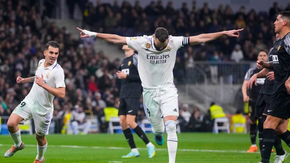 Real Madrid znížil stratu na Barcelonu, Benzema strelil dva góly z penalty