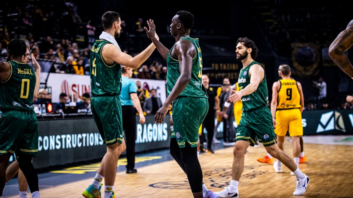 Basketbalisti Levíc v zápase s Aténami