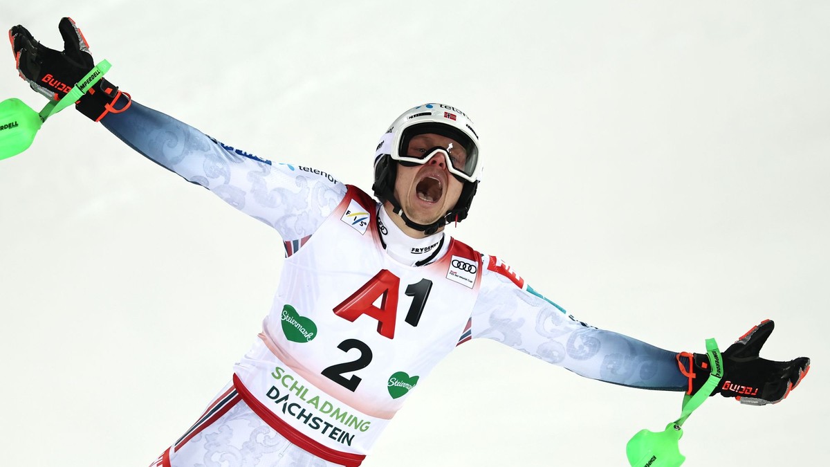 Nór Henrik Kristoffersen sa teší v cieli z triumfu v nočnom slalome v Schladmingu