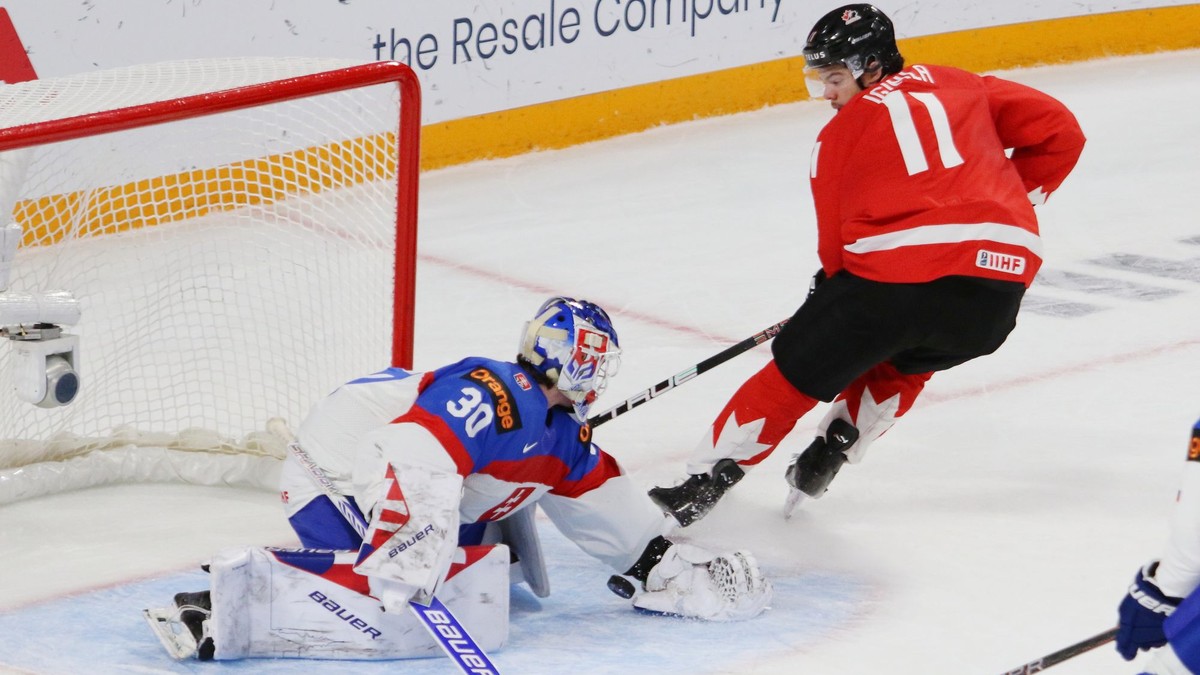 Tij Iginla v nájazde na brankára Alana Lenďáka v zápase Slovensko - Kanada vo štvrťfinále MS 20 v Minneapolise.