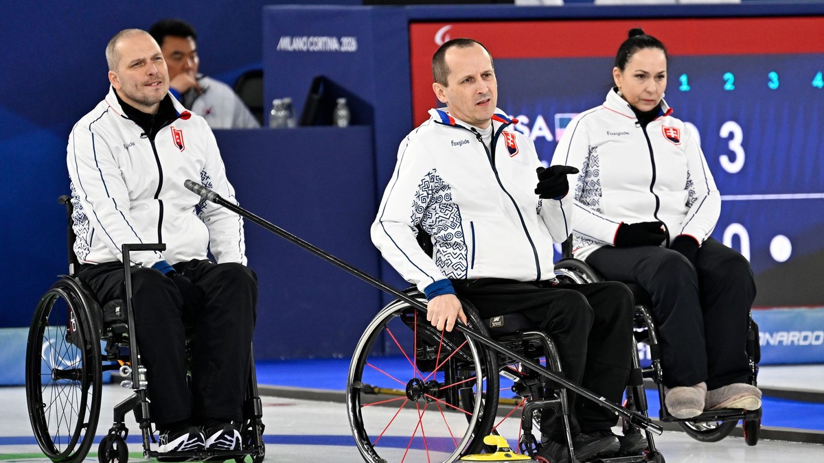 Zľava Karol Šandl, skip (kapitán) slovenského curlingového tímu Radoslav Ďuriš a Monika Kunkelová v zápase Švédsko - Slovensko