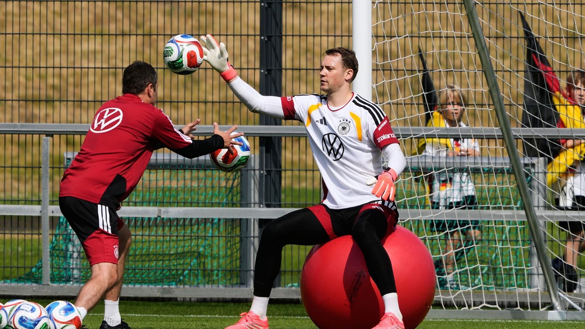 Brankár Manuel Neuer počas tréningu Nemecka.