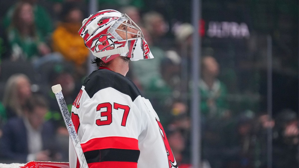 Connor Hellebuyck počas debutového zápasu za New Jersey Devils.