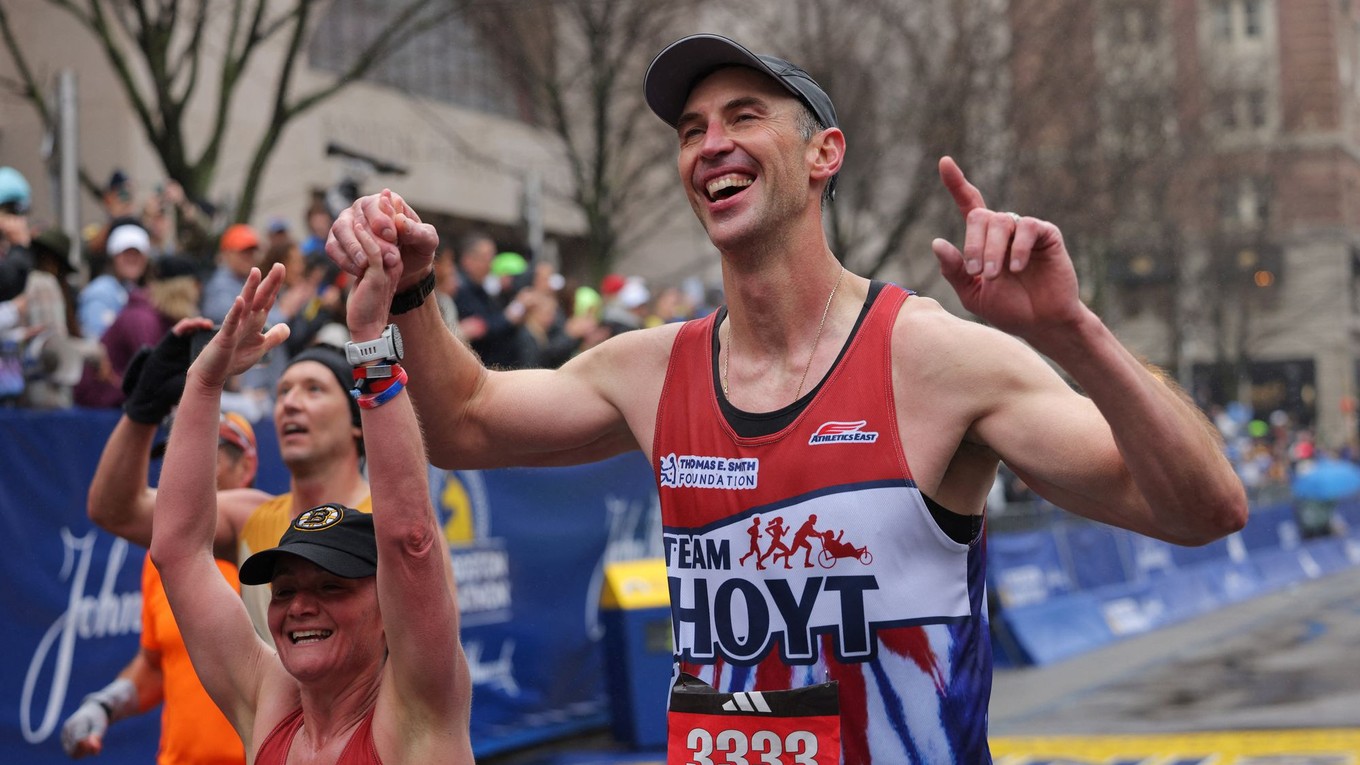 Zdeno Chára v cieli Bostonského maratónu.