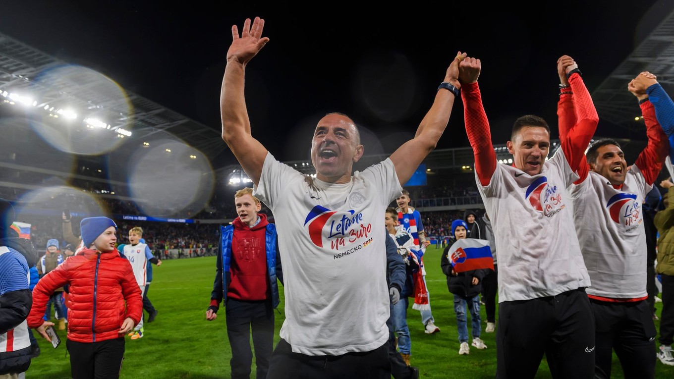 Francesco Calzona oslavuje postup Slovenska na EURO 2024.