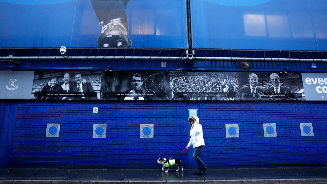 Duel medzi Evertonom a Liverpoolom museli pre búrku odložiť. 