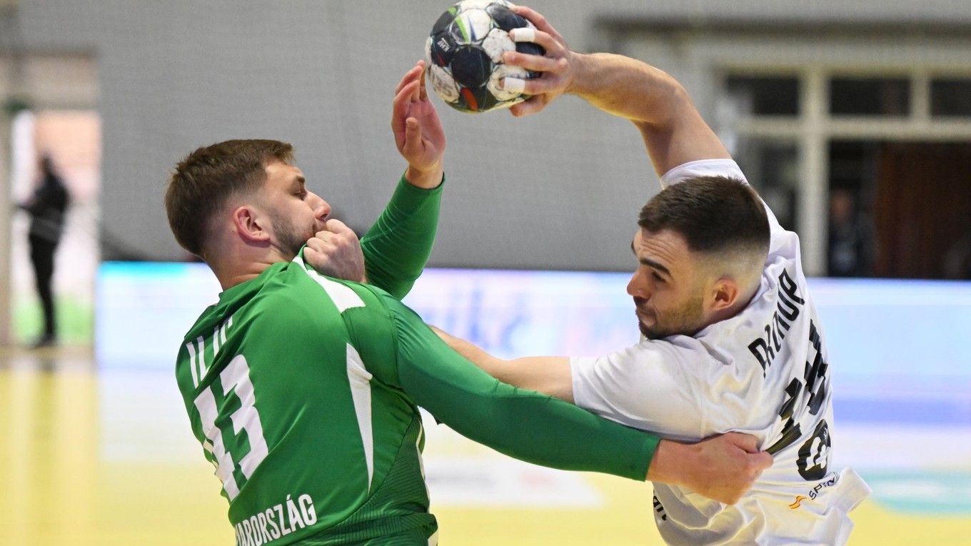 Vpravo hráč Slovenska Jakub Prokop a hráč Maďarska Zoran Ilic počas kvalifikačného zápasu na Majstrovstvá Európy 2026.