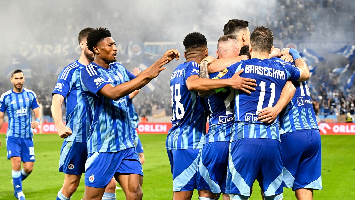 Futbalisti Slovana sa tešia z gólu.