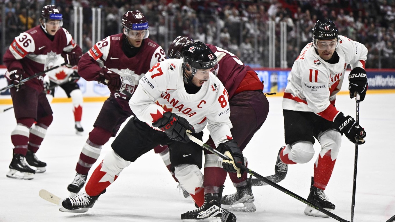 Kapitán kanadskej reprezentácie Sidney Crosby v zápase proti Lotyšsku na MS v hokeji 2025.