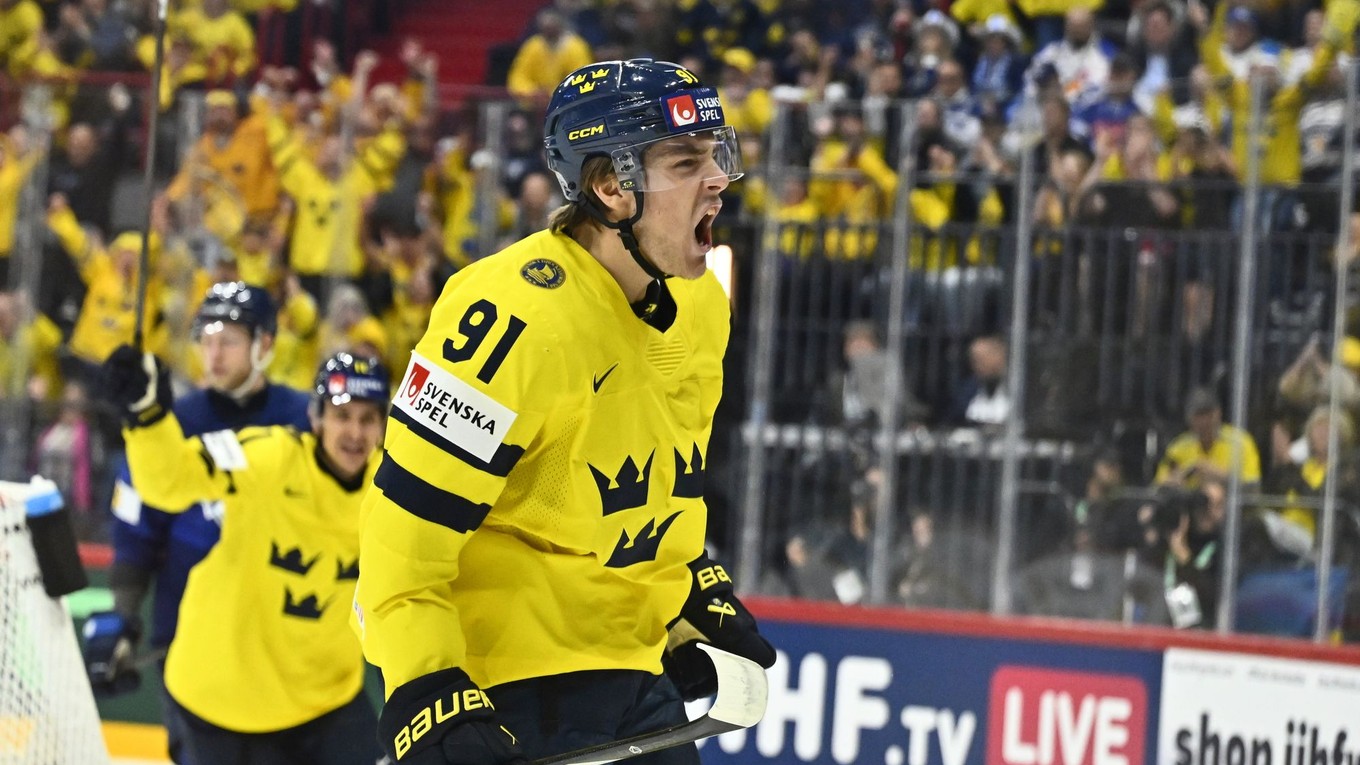 Leo Carlsson oslavuje gól na MS v hokeji 2025.