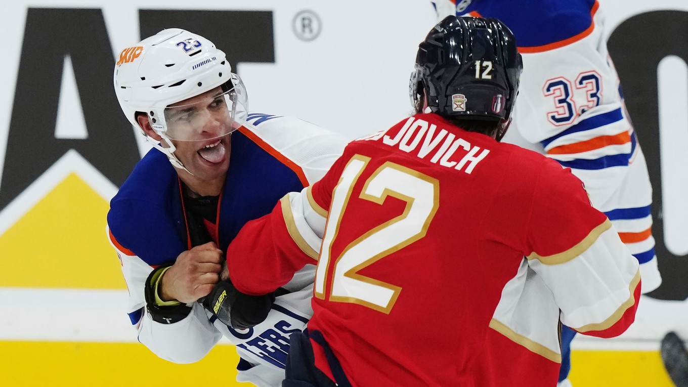 Darnell Nurse (Edmonton) a Jonah Gadjovich (Florida) v pästnom súboji v treťom finále play-off NHL. 