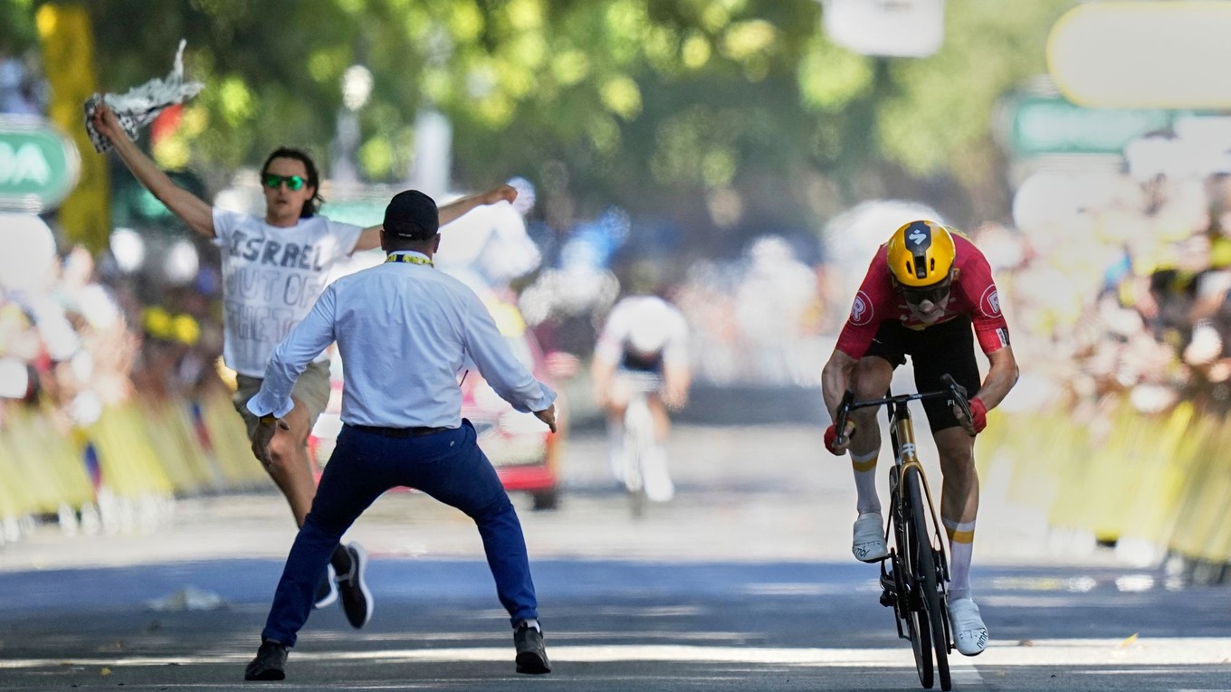 Organizátor sa snaží zastaviť demonštranta, aby neovplyvnil špurt Jonasa Abrahamsena v 11. etape na Tour de France 2025.