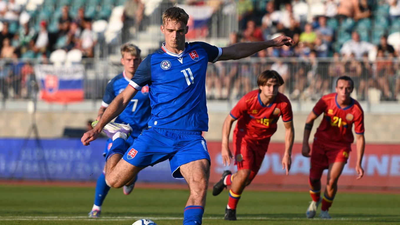 Hráč Slovenska Adam Griger počas kvalifikačného zápasu na ME 2027 hráčov do 21 rokov D-skupiny Slovensko - Andorra