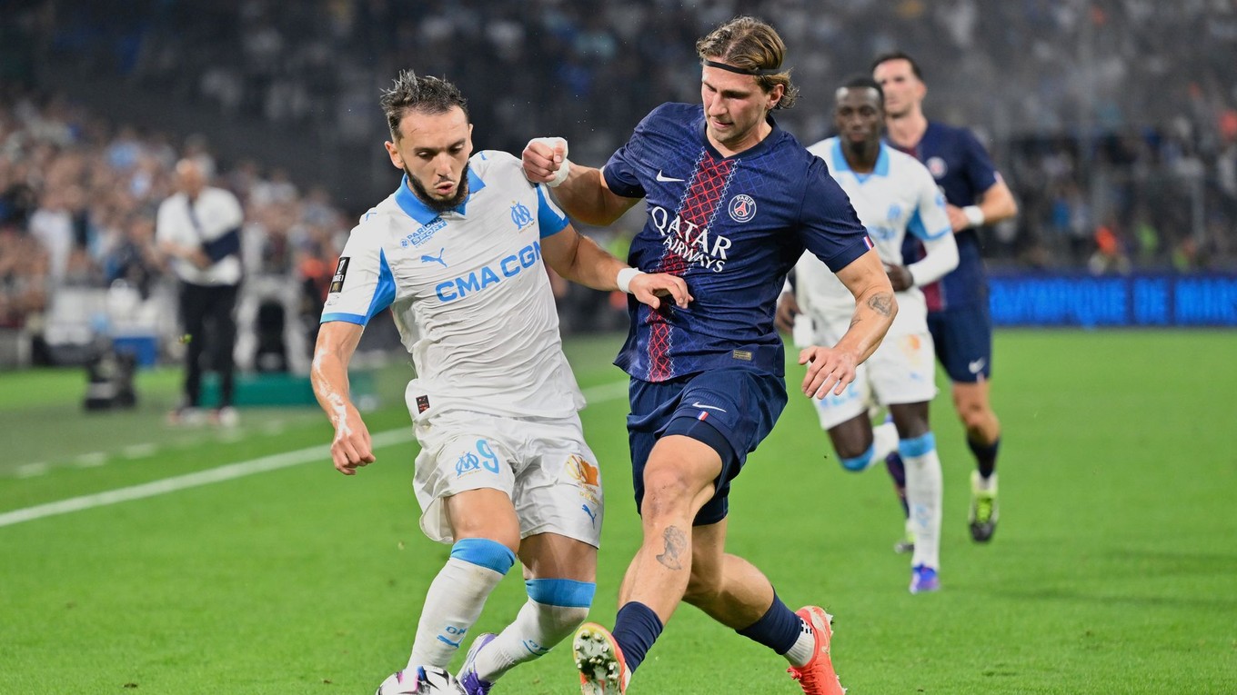 Momentka zo zápasu Olympique Marseille - Paríž Saint-Germain.