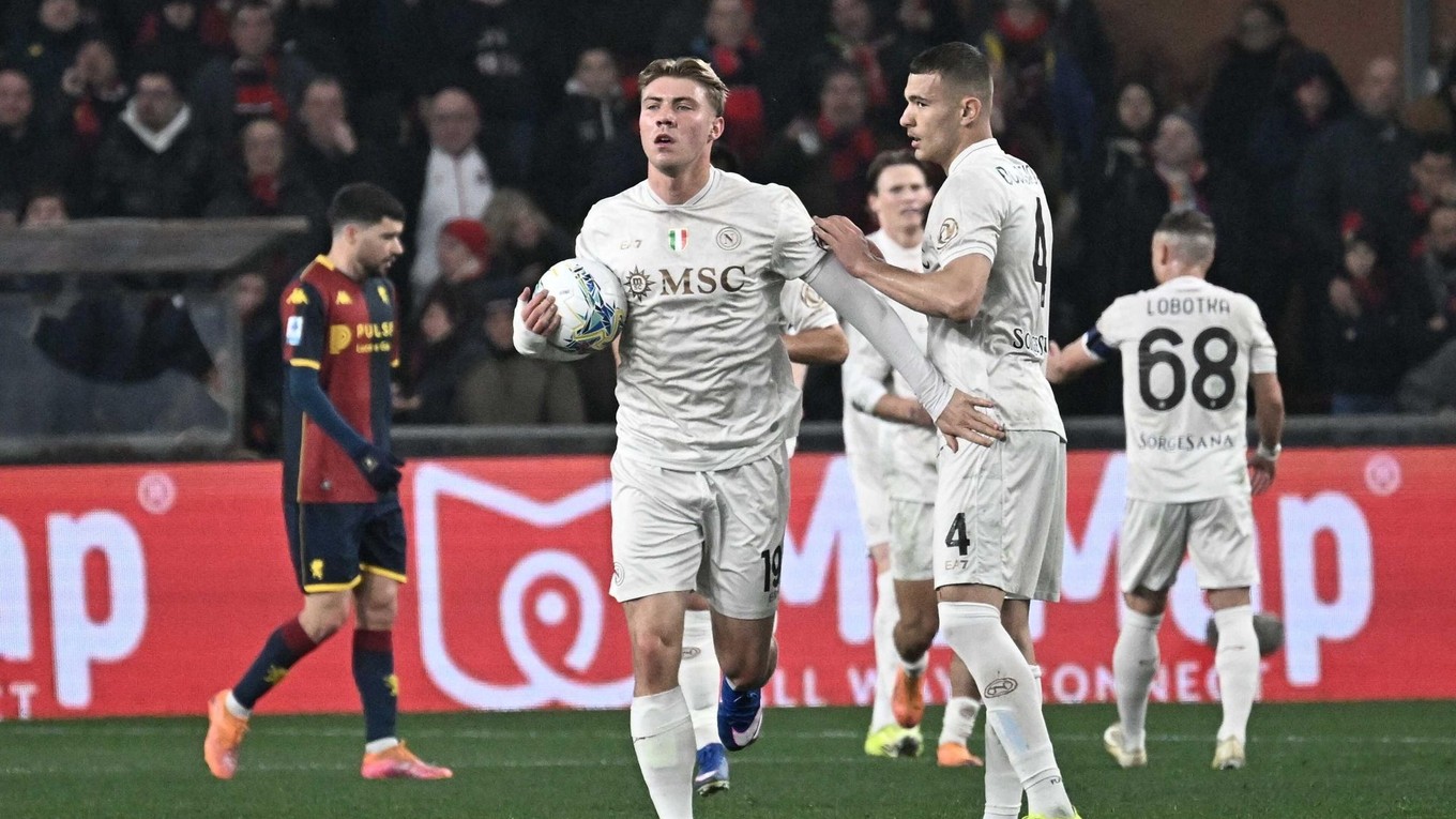 Stanislav Lobotka (vpravo) z Neapolu sa teší so spoluhráčmi z gólu, ktorý strelil jeho spoluhráč Rasmus Winther Höjlund (druhý zľava)