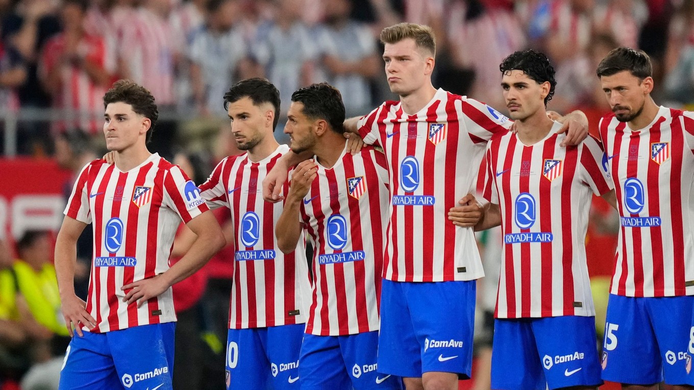 Hráči Atlética Madrid počas penaltového rozstrelu