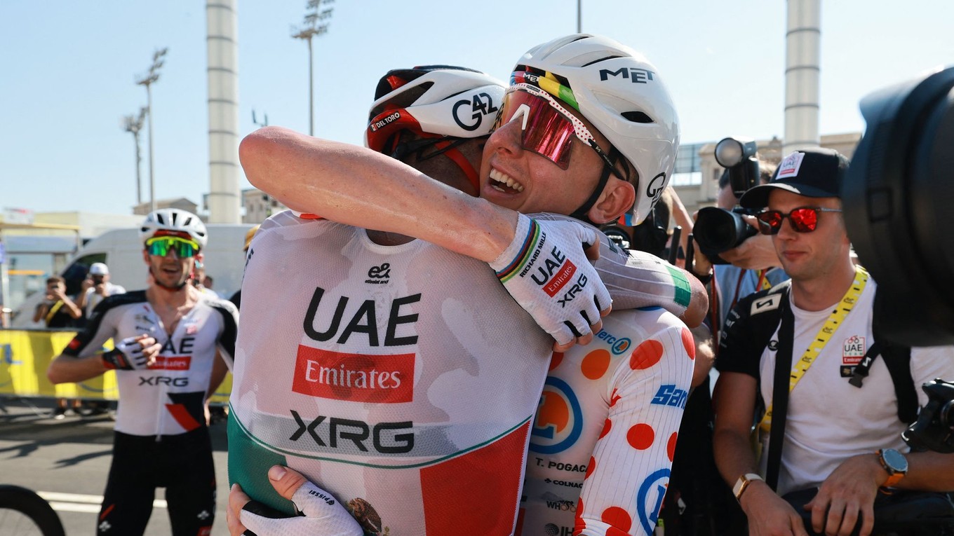 Tadej Pogačar v objatí s Isaacom Del Torom po 2. etape Tour de France 2026.
