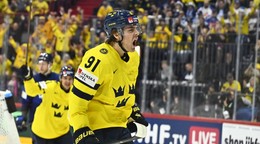 Leo Carlsson oslavuje gól na MS v hokeji 2025. 