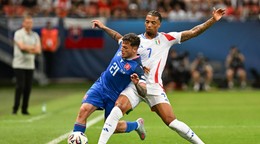Samuel Kopásek (Slovensko) a hráč Cher Ndour (Taliansko) v zápase Slovensko - Taliansko v skupine A na EURO U21 2025 (ME vo futbale do 21 rokov).