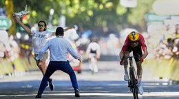 Organizátor sa snaží zastaviť demonštranta, aby neovplyvnil špurt Jonasa Abrahamsena v 11. etape na Tour de France 2025.