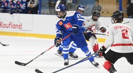 Adam Goljer v zápase proti Kanade v rámci prípravy na Hlinka Gretzky Cup 2025.
