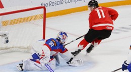 Tij Iginla v nájazde na brankára Alana Lenďáka v zápase Slovensko - Kanada vo štvrťfinále MS 20 v Minneapolise.