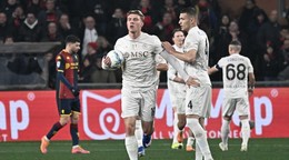 Stanislav Lobotka (vpravo) z Neapolu sa teší so spoluhráčmi z gólu, ktorý strelil jeho spoluhráč Rasmus Winther Höjlund (druhý zľava)