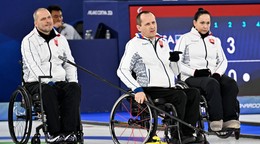 Zľava Karol Šandl, skip (kapitán) slovenského curlingového tímu Radoslav Ďuriš a Monika Kunkelová v zápase Švédsko - Slovensko