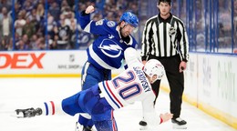 Brandon Hagel (vľavo) a Juraj Slafkovský (20) sa bijú vo štvrťfinále Východnej konferencie 1. kola play-off NHL.