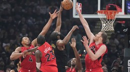 James Harden, Scottie Barnes, Jamal Shead, RJ Barrett a Jakob Poeltl.
