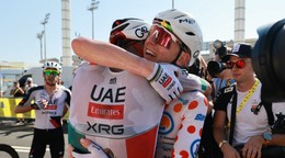 Tadej Pogačar v objatí s Isaacom Del Torom po 2. etape Tour de France 2026.