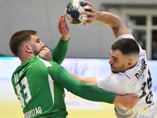 Vpravo hráč Slovenska Jakub Prokop a hráč Maďarska Zoran Ilic počas kvalifikačného zápasu na Majstrovstvá Európy 2026.