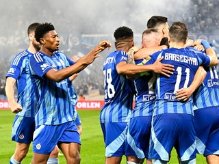 Futbalisti Slovana sa tešia z gólu.