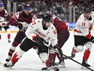Kapitán kanadskej reprezentácie Sidney Crosby v zápase proti Lotyšsku na MS v hokeji 2025.