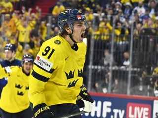 Leo Carlsson oslavuje gól na MS v hokeji 2025. 