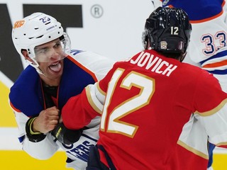 Darnell Nurse (Edmonton) a Jonah Gadjovich (Florida) v pästnom súboji v treťom finále play-off NHL.
