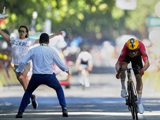 Organizátor sa snaží zastaviť demonštranta, aby neovplyvnil špurt Jonasa Abrahamsena v 11. etape na Tour de France 2025.