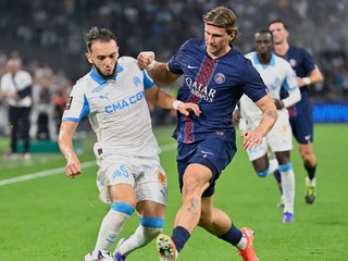 Momentka zo zápasu Olympique Marseille - Paríž Saint-Germain.