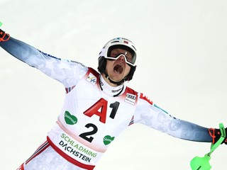 Nór Henrik Kristoffersen sa teší v cieli z triumfu v nočnom slalome v Schladmingu