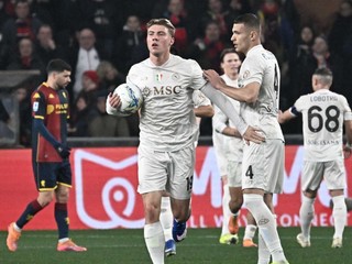 Stanislav Lobotka (vpravo) z Neapolu sa teší so spoluhráčmi z gólu, ktorý strelil jeho spoluhráč Rasmus Winther Höjlund (druhý zľava)