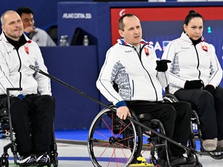 Zľava Karol Šandl, skip (kapitán) slovenského curlingového tímu Radoslav Ďuriš a Monika Kunkelová v zápase Švédsko - Slovensko