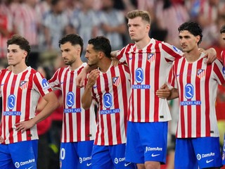Hráči Atlética Madrid počas penaltového rozstrelu
