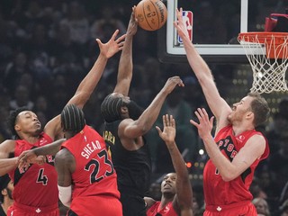 James Harden, Scottie Barnes, Jamal Shead, RJ Barrett a Jakob Poeltl.