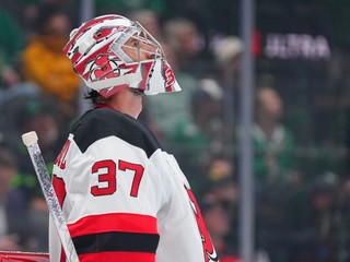 Connor Hellebuyck počas debutového zápasu za New Jersey Devils.